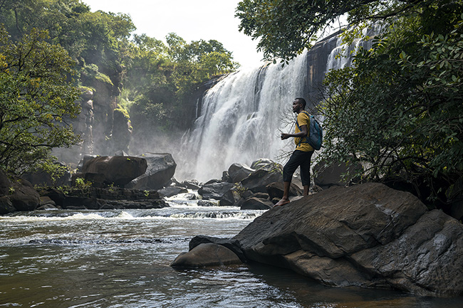 As with wildlife identification, GPS points are being used to identify high-potential tourist sites in Guinea's Moyen-Bafing National Park. Cellou Bah, director of the responsible travel agency Fouta Trekking Aventure, has been commissioned to list them. The numerous waterfalls, such as this one at Kokoun Timbobhè in the Laffa Boubé zone, and the beauty of the landscapes in the park do indeed give it great tourist potential. Although it does not yet exist, ecotourism projects are expected to emerge in the coming years. The potential benefits of chimpanzee tourism can generate income for the park's management as well as for local communities, thus contributing to the conservation of chimpanzees and their habitats.