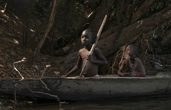 2 young boys are going to fish on the Tikinsso river alongside Batambaye.