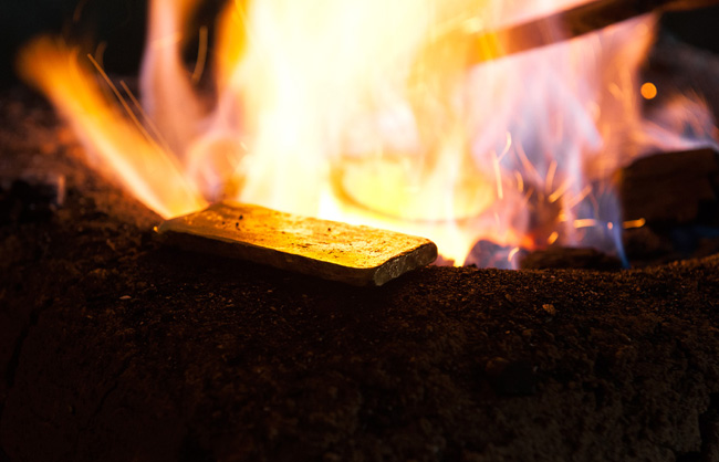 With a solder flux to remove impurities, the gold is melted in a crucible before to be turned into an ingot.