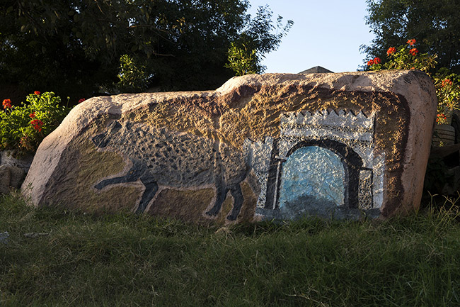 A stone on which are painted the two most iconic symbols of Harar: its fortified walls pierced with 5 gates dating back to the 16th century and its hyenas. 
Since the city was listed as a UNESCO World Heritage Site in 2006, the tradition of the daily meal for hyenas continues to attract more attention from passing tourists in the city.