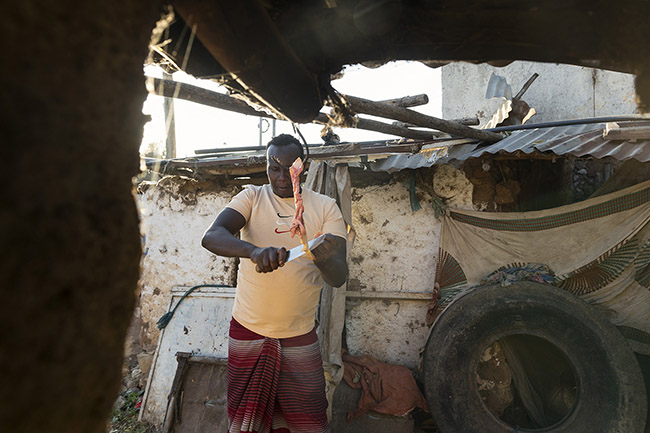 Abbas is cutting pieces of meat for the nightly meal of the hyenas.
It's up to 200 kg of camel, sheep, and goat meat and bones that are distributed every evening to the hyenas of Harar.
