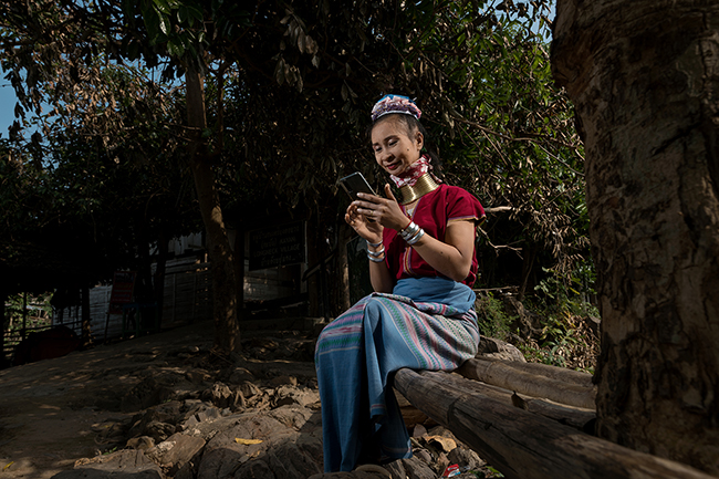 Ma Pang, 38, is a very fashionable woman. She is always very careful about the way she dresses and wears make-up. For her, the jewel she wears around her neck is a real sign of beauty. Her favorite thing to do is to watch videos on TikTok. For this, she sits at the entrance of the village where the internet connection is the best.