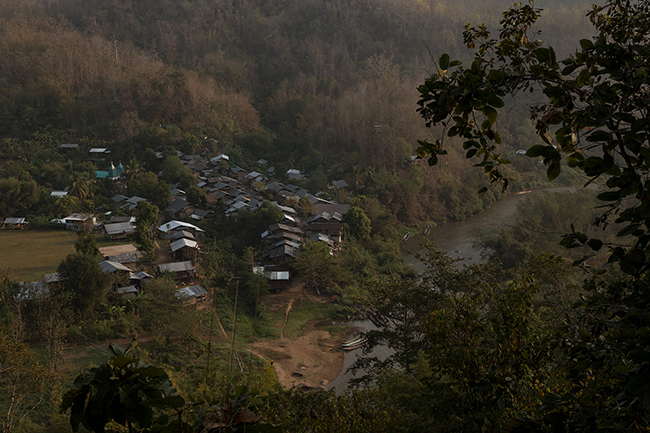 Bordered by the river and the forest, the village of Huay Pu Keng appears as a territorial unit enclosed by natural barriers. Despite the massive flow of visitors for many years, its inhabitants have always lived in relative isolation.