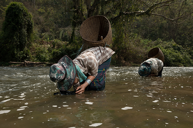 Fishing river shells. With the help of a mask, Mu Tae and Mu Toe look for the shells under the stones at the bottom of the water.
