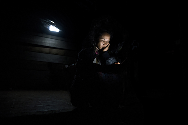 Even if the tourists no longer come to Huai Pu Kaeng, the Kayan have not lost their habit of getting up at dawn. The whole village is awake as early as 5 am. Before starting her daily tasks, Mu Tae likes to check her phone because this is the time when the network is the best.