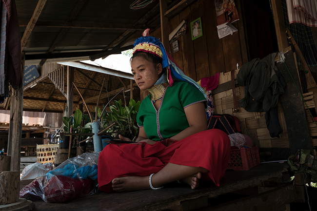 Mu Kay, 26, her cheeks covered in “Tanaka”, a plant that leaves a white make-up and acts as sun protection, is speaking over the phone with her husband. Since the beginning of the pandemic, like most of the men of the village, her husband went to work as a farmer about 50 kilometers from Huai Pu Kaeng.