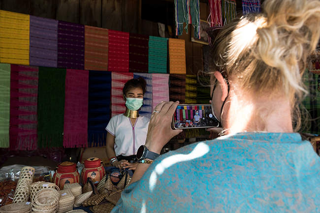An American tourist taking a picture of Mu Ko in front of her souvenir shop. Since the Thai kingdom has relaxed its entry restrictions, small groups of tourists have been showing up again. However, the golden age of tourism in the village of Huai Pu Kaeng seems to be over. It is probably a necessary step for the Kayan women, who after arriving in Thailand as refugees, and after becoming the flattering stamp of a conquering tourism, will have to adapt once again to a new reality.