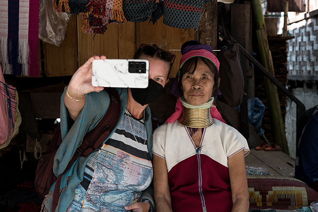 Mu La takes a selfie with an American tourist. What was part of her daily routine before the Covid-19 pandemic has become a rare event due to the limited number of tourists visiting the village. Since the Thai kingdom has relaxed its entry restrictions, small groups of tourists have been showing up again. However, the golden age of tourism in the village of Huai Pu Kaeng seems to be over. It is probably a necessary step for the Kayan women, who after arriving in Thailand as refugees, and after becoming the flattering stamp of a conquering tourism, will have to adapt once again to a new reality.