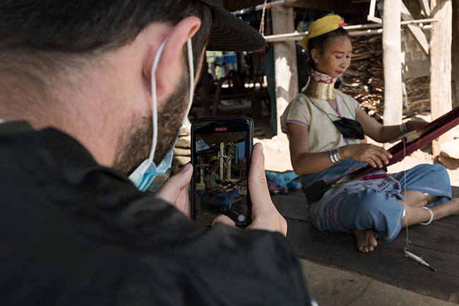 A Slovak tourist takes a video of Ma Pang weaving a traditional Kayan scarf. Since the Thai kingdom has relaxed its entry restrictions, small groups of tourists have been showing up again. However, the golden age of tourism in the village of Huai Pu Kaeng seems to be over. It is probably a necessary step for the Kayan women, who after arriving in Thailand as refugees, and after becoming the flattering stamp of a conquering tourism, will have to adapt once again to a new reality.