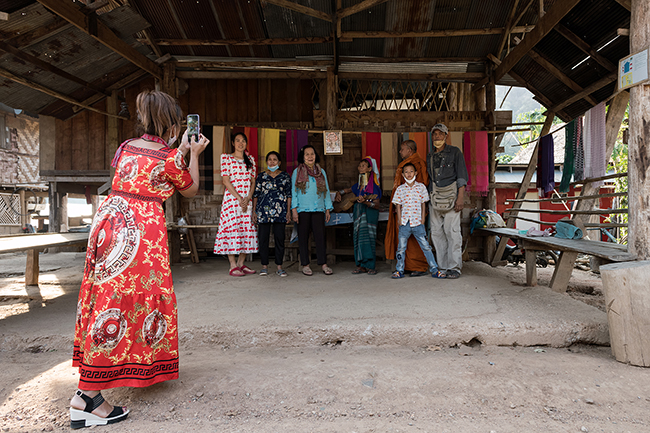 A group of Thai tourists posing for a photo with Mu Kle. Since the Thai kingdom has relaxed its entry restrictions, small groups of tourists have been showing up again. However, the golden age of tourism in the village of Huai Pu Kaeng seems to be over. It is probably a necessary step for the Kayan women, who after arriving in Thailand as refugees, and after becoming the flattering stamp of a conquering tourism, will have to adapt once again to a new reality.