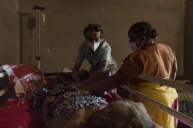 In addition to their care and prevention activities, private nurses like Joel often provide moral support to their patients and those accompanying them. Mayotte 2021