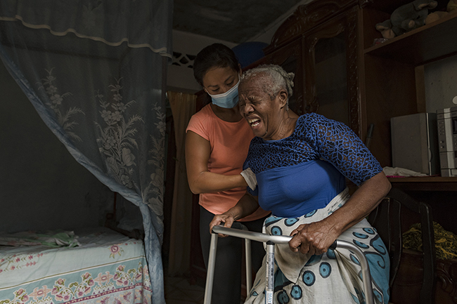 In addition to their care and prevention activities, private physiotherapists like Pauline often provide moral support to their patients and those accompanying them. Mayotte - 2021