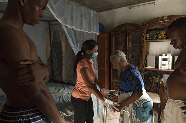 In addition to their care and prevention activities, private physiotherapists like Pauline often provide moral support to their patients and those accompanying them. Mayotte - 2021