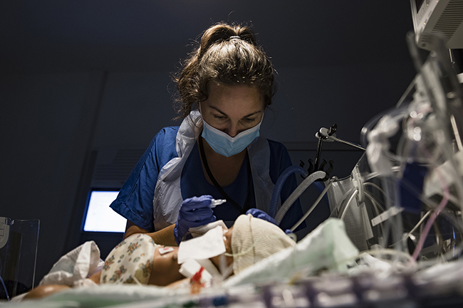 In the intensive care unit, patients of all ages require nursing care every two hours. This care requires a lot of staff, which is a major problem for the Centre hospitalier de Mayotte (CHM), which is struggling to recruit. Mayotte - 2021