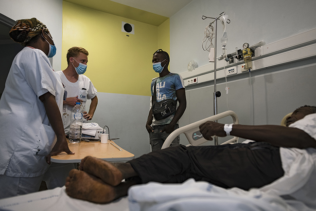 At the Centre Hospitalier de Mayotte (CHM), only the assistant nurses are Maori. They must undertake the fundamental role of translators between the doctors and patients who often do not have any medical follow-up and who only speak Shimaore or other regional dialects. Mayotte - 2021