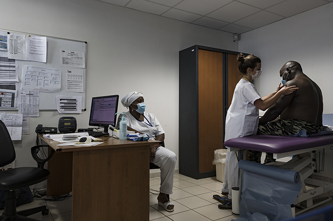 Whether it is like here at the Jacaranda dispensary in Mamoudzou or at the Centre Hospitalier de Mayotte (CHM), most doctors and nurses come from Metropolitan France for short missions. Mayotte - 2021