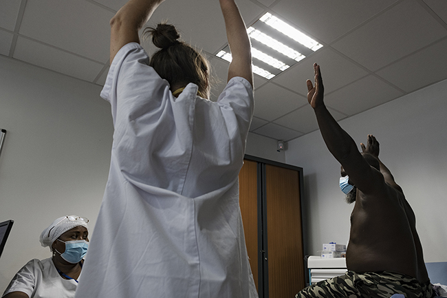 Whether here at the Jacaranda dispensary in Mamoudzou or at the Centre Hospitalier de Mayotte (CHM), most of the doctors and nurses do not speak the local language: Shimahore. They are assisted by interpreters who have the important responsibility of translating and explaining the diagnosis, causes and treatments to the patient. Mayotte 2021