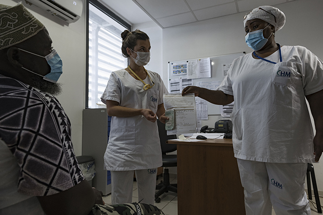 Whether here at the Jacaranda dispensary in Mamoudzou or at the Centre Hospitalier de Mayotte (CHM), most of the doctors and nurses do not speak the local language: Shimahore. They are assisted by interpreters who have the important responsibility of translating and explaining the diagnosis, causes and treatments to the patient. Mayotte 2021