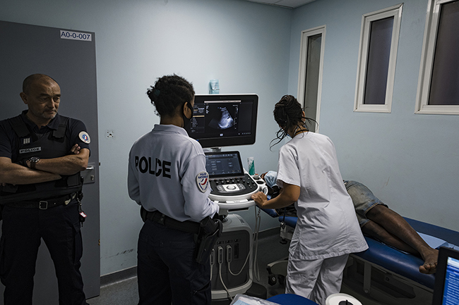 In addition to the usual massive flow of patients linked to the undersized local health care system, the emergency room staff of the Centre Hospitalier de Mayotte (CHM) in Mamoudzou must also deal with numerous consultations linked to the island's insecurity. Mayotte - 2021