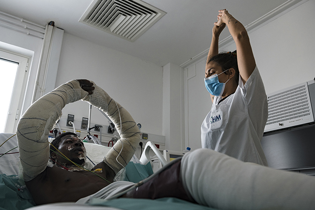 Rehabilitation session for this burn victim who came out of an artificial coma in the intensive care unit of the Centre Hospitalier de Mayotte (CHM). Mayotte - 2021