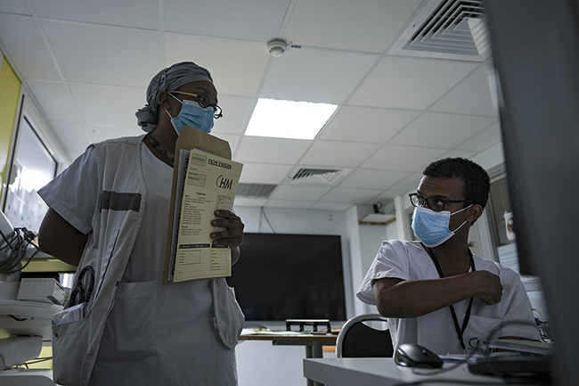 Final exchanges between doctors before the medical evacuation of a newborn baby from the neonatal department of the Centre Hospitalier de Mayotte (CHM) to the hospital in La Réunion. Mayotte - 2021