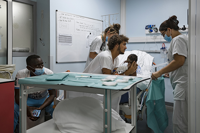 Care of a newborn baby suffering from a respiratory disorder under the worried eye of his father living illegally in the territory. Although access to hospital care in Mayotte is free for any children without any condition of regularity, multiple barriers persist, often resulting in late treatment. Mayotte - 2021