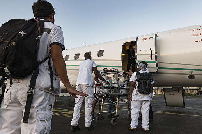 Delicate operation to put the incubator and medical equipment on the plane chartered for the medical evacuation of a newborn baby between Mayotte and La Réunion. Mayotte - 2021