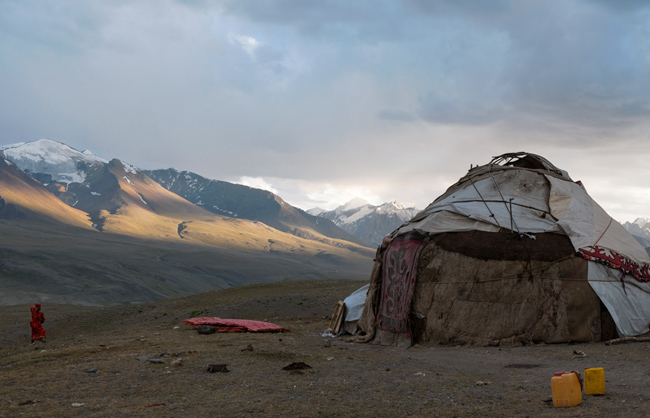 Like here, close to the Chaqmaqtin lake in the Little Pamir, The Kyrgyz settlements are permanently between elevations of 4000m and 5000m and in winter the temperature often goes down as low as 40 degrees below zero. Little Pamir - Afghanistan - 2016