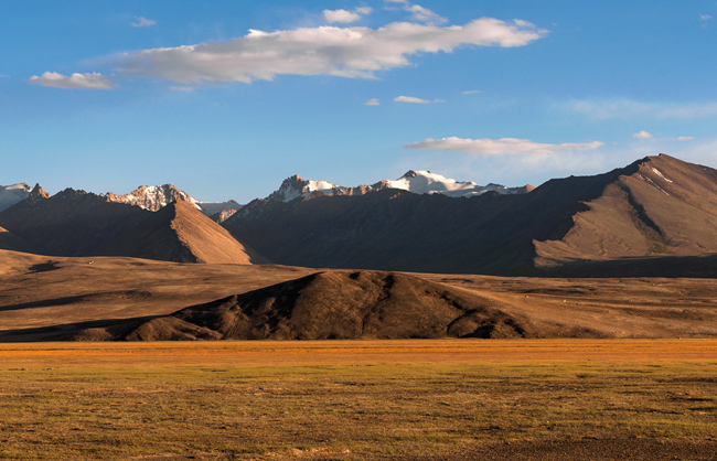 A typical landscape of the Whakan Valley in Tajikistan. Apart from occasional clusters of shrubs and other small trees, the landscape is largely barren of vegetation. Wakhan Valley - Tajikistan - 2014