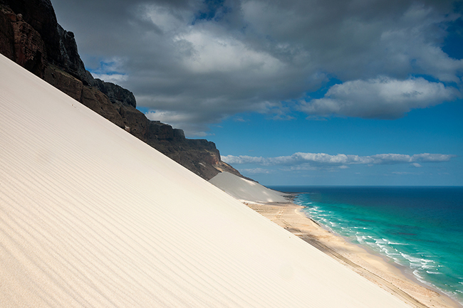 In Ahrer, on the eastern coast, the beach seems to climb the black granite cliffs. This landscape is typical of Socotra, constantly whipped by the winds. Socotra - Yemen - 2020